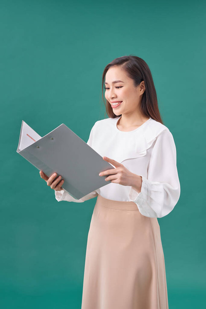 business woman hold a folder - Foto, afbeelding