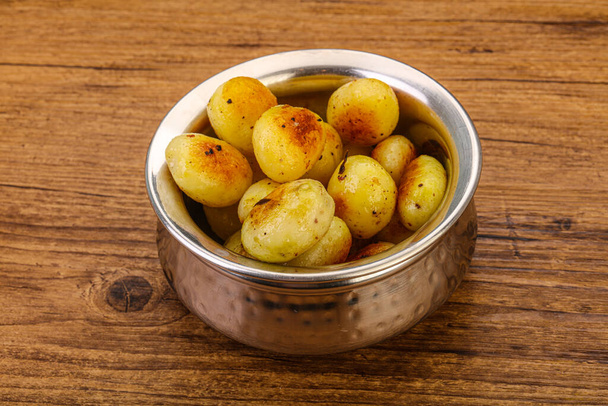 Geroosterde jonge baby aardappel in de kom - Foto, afbeelding