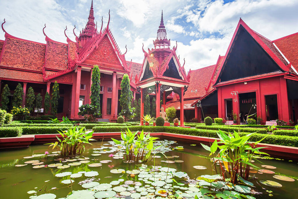 Elegante exterior da arquitetura tradicional Khmer e belo pátio do Museu Nacional do Camboja, lagoa exuberante com lírios de água, atrações turísticas em Phnom Penh. O museu está aberto ao público
. - Foto, Imagem