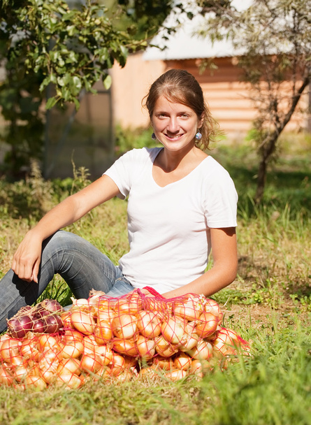 Girl with harvested onion - Φωτογραφία, εικόνα