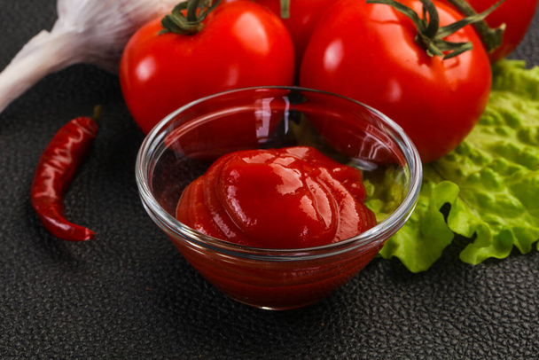 Sauce tomate ketchup servi poivre et ail - Photo, image