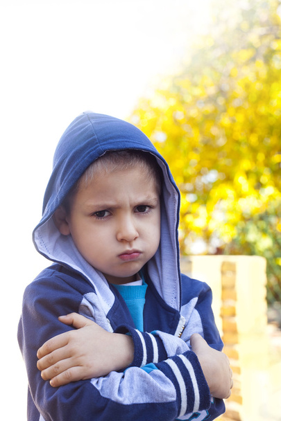 Недовольный и злой мальчик
 - Фото, изображение