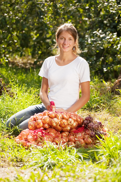 Girl with harvested onion - Fotoğraf, Görsel