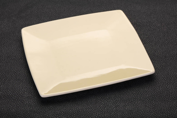 Prázdný talíř keramický černém pozadí - Fotografie, Obrázek