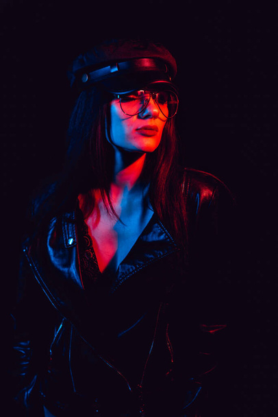 портрет моди стильної сексуальної дівчини в окулярах в шкіряній куртці і шапці
 - Фото, зображення