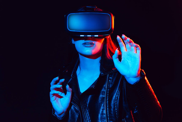 emotioneel meisje in virtual reality bril duik in cyberspace - Foto, afbeelding