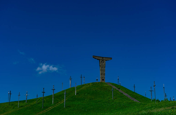 Słynny pomnik bitwy pod Didgori z gigantycznymi tarczami i rzeźbami żołnierzy w pobliżu Tbilisi na Kaukazie w okresie letnim jako wizytówka - Zdjęcie, obraz