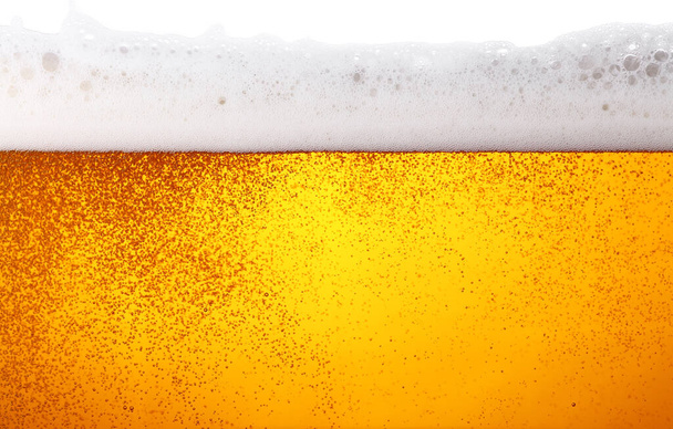 Textura de fondo de cerveza lager con burbujas y espuma en vidrio, vista lateral de ángulo bajo - Foto, Imagen