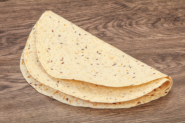 Мексиканська кухня - товстий хліб тортільї з пластівцями. - Фото, зображення