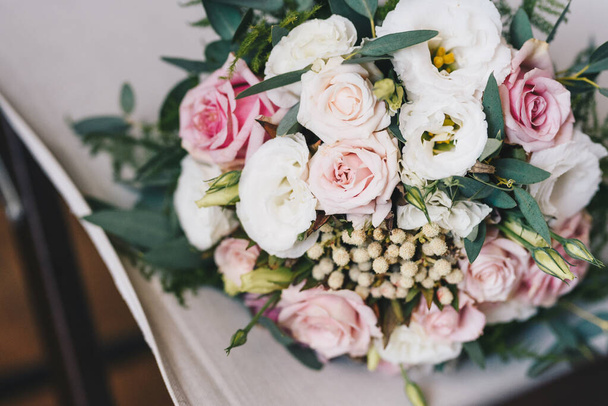 Esküvői csokor friss virágokból - rózsaszín és fehér rózsa csokor - Fotó, kép