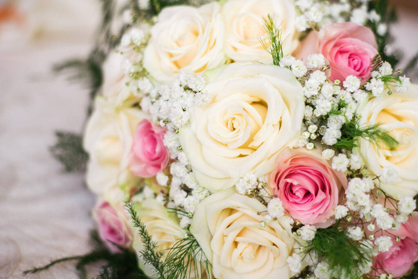 新鮮な花で作られた結婚式の花束-ピンクと白のバラの花束 - 写真・画像