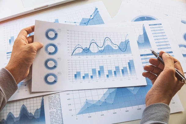 ビジネスマンワーキングデータドキュメントグラフレポートマーケティング研究開発計画管理戦略分析財務会計。営業所概念. - 写真・画像