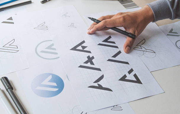 Diseño gráfico desarrollo proceso dibujo bosquejo diseño creativo Ideas proyecto Logotipo producto etiqueta marca arte. Estudio de diseño gráfico Concept. - Foto, imagen