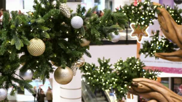 Primer plano de las decoraciones navideñas de Sopping Mall. Multitud de personas caminando en el centro comercial festivo, hacer compras de Año Nuevo
,. - Metraje, vídeo