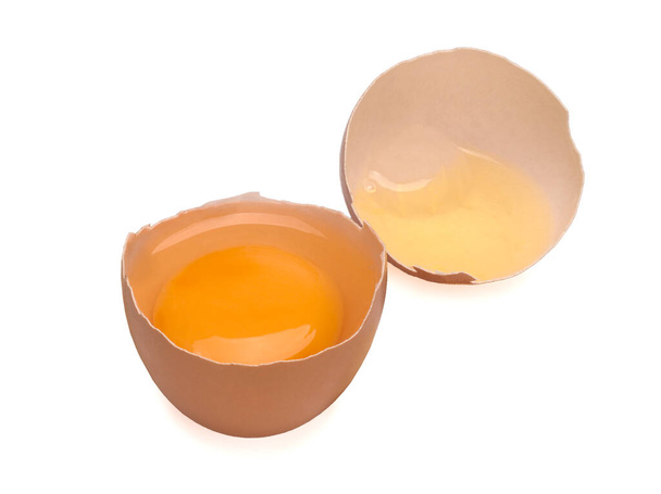 Törött tojás izolált fehér alapon - Fotó, kép