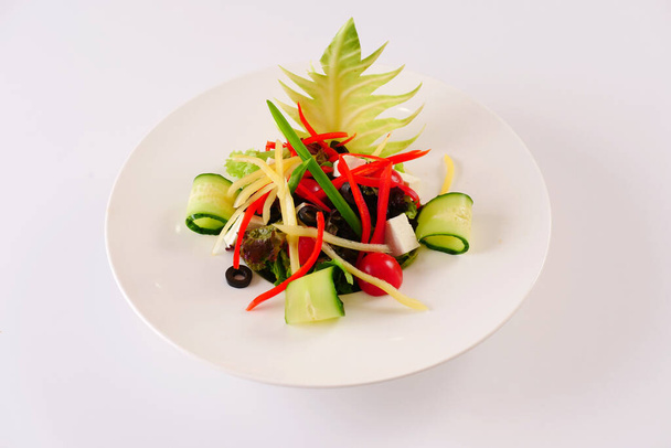 Vegetable salad. Cabbage, tomato, cucumber, bell pepper, olives White background - Foto, imagen