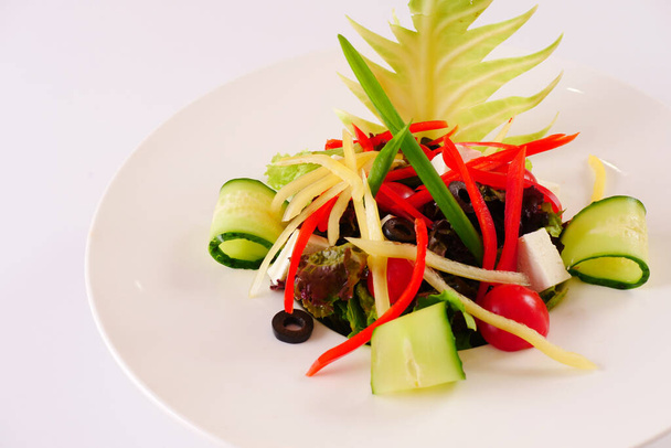 Vegetable salad. Cabbage, tomato, cucumber, bell pepper, olives White background - Foto, immagini