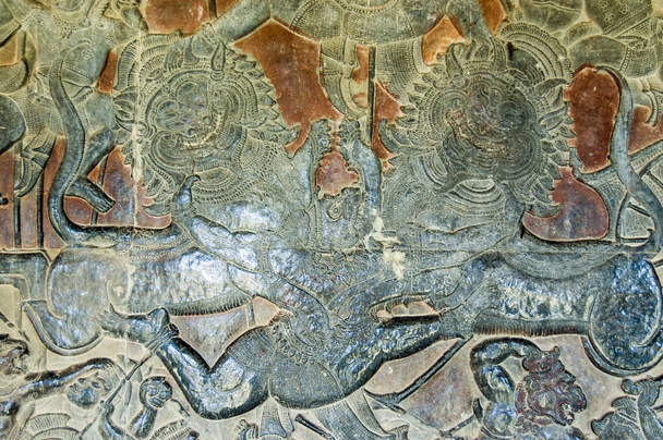 Le dieu singe hindou Hanuman combattant deux lions impériaux à la bataille de Lanka. Mur du temple Angkor Wat, Angkor, Siem Reap, Cambodge. - Photo, image