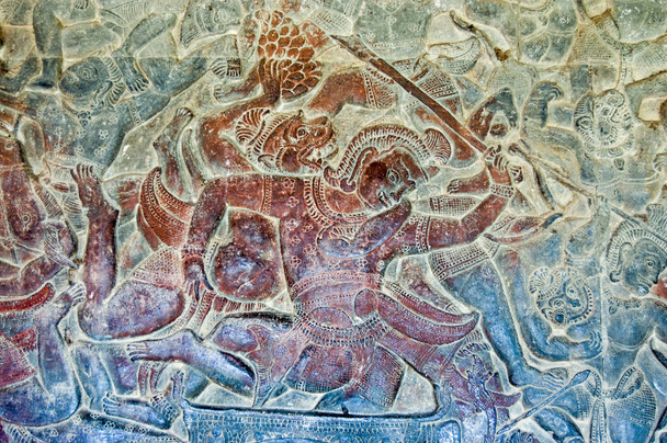 Базовый рельеф, показывающий сцену битвы за Ланку между Рамой и Раваной, как описано в эпопее Рамаяна. Солдат обезьяны сражается с демоном. Храм Ангкор-Ват, Ангкор, Камбоджа
. - Фото, изображение