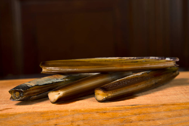 Τραπέζι με πολλά μαχαίρια θαλάσσης από τις εκβολές της Γαλικίας - Φωτογραφία, εικόνα