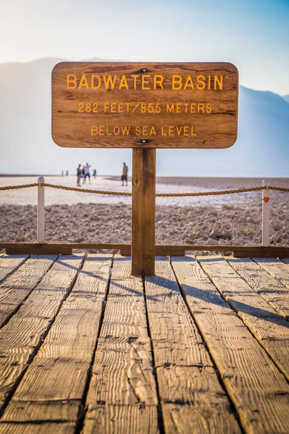 Meşhur Badwater Havzası 'ndaki ahşap tabela, Kuzey Amerika' nın en düşük noktası deniz seviyesinin 282 feet (86 m) altında, günbatımında, Ölüm Vadisi Ulusal Parkı, Kaliforniya, ABD - Fotoğraf, Görsel