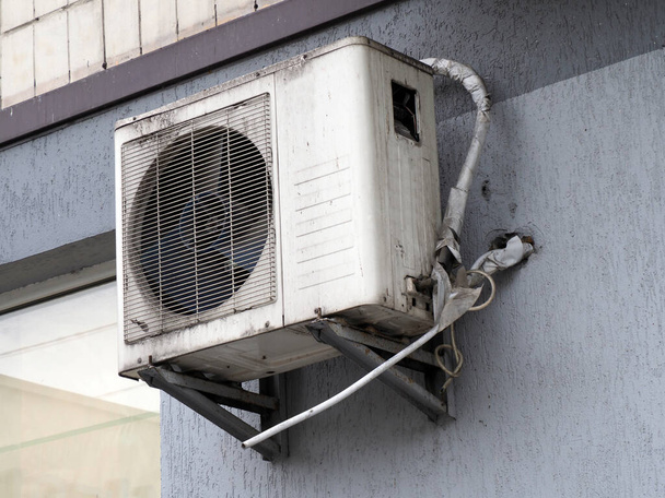 vecchia unità di aria condizionata esterna sulla facciata della casa
 - Foto, immagini