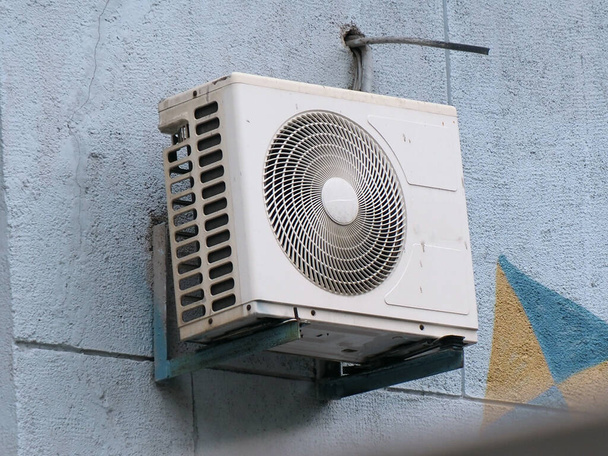 antigua unidad de aire acondicionado exterior en la fachada de la casa
 - Foto, Imagen