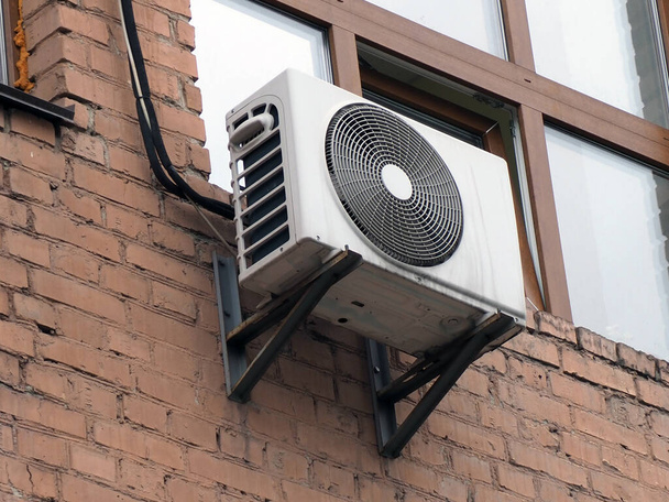 unidade de ar condicionado ao ar livre velho na fachada da casa
 - Foto, Imagem
