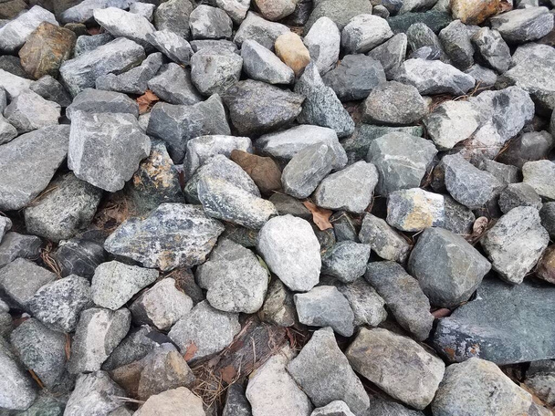 μεγάλες γκρίζες και άσπρες πέτρες στο έδαφος - Φωτογραφία, εικόνα