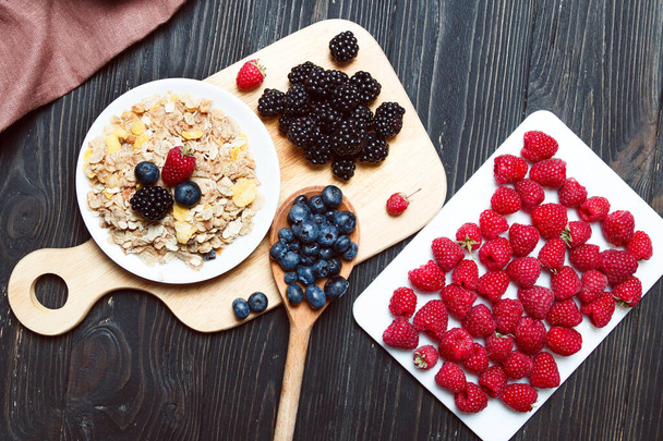 Зерновий. Сніданок з мюслі та ягодами. Вид зверху
 - Фото, зображення