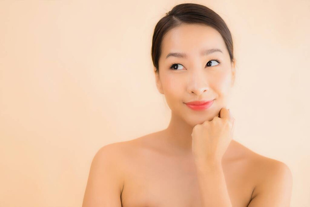 Ritratto bella giovane asiatica viso donna con bellezza spa benessere e trucco cosmetico concetto
 - Foto, immagini