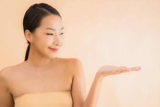 Güzellik kaplıcaları ve kozmetik makyaj anlayışı olan Asyalı güzel bir kadın portresi. - Fotoğraf, Görsel