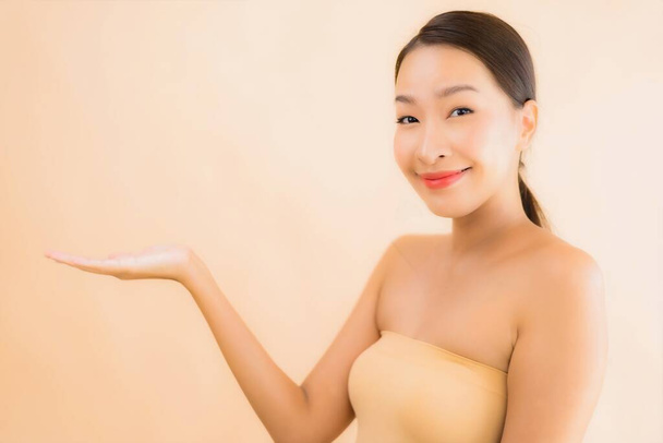 Retrato hermosa joven asiático cara mujer con belleza spa bienestar y cosmético maquillaje concepto
 - Foto, imagen