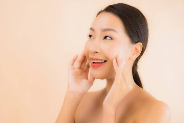 Retrato bonito jovem asiático rosto mulher com beleza spa wellness e cosméticos maquiagem conceito
 - Foto, Imagem