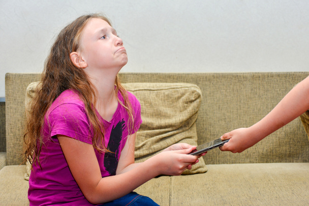 Dospívající dívka závislá na sociálních sítích nechce dát svým rodičům chytrý telefon - Fotografie, Obrázek