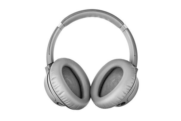 Beyaz arka plandaki gri kablosuz kulaklıklar yakından izole edilmiş, büyük deri kulaklık tasarımı ile gri bluetooth kulaklık, modern siyah wi-fi stereo ses kulaklıkları yan görüş, ses müzik cihazı - Fotoğraf, Görsel