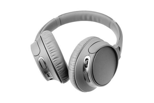 Casque sans fil gris sur fond blanc isolé de près, casque bluetooth gris avec de grands coussins d'oreille en cuir design, moderne wi-fi stéréo noir casque audio vue de côté, dispositif de musique audio - Photo, image