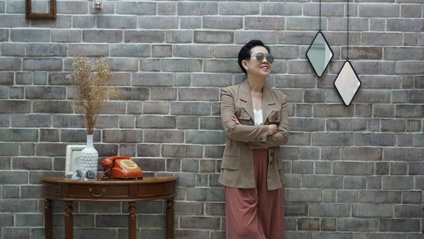 Azjatycki starszy kobieta żyje wolność finansowa styl życia wellness na emeryturze - Zdjęcie, obraz