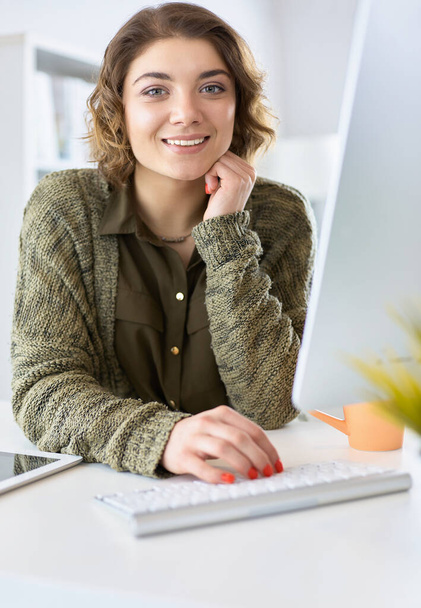 Young woman looking in laptop display watching training course - Foto, Imagen