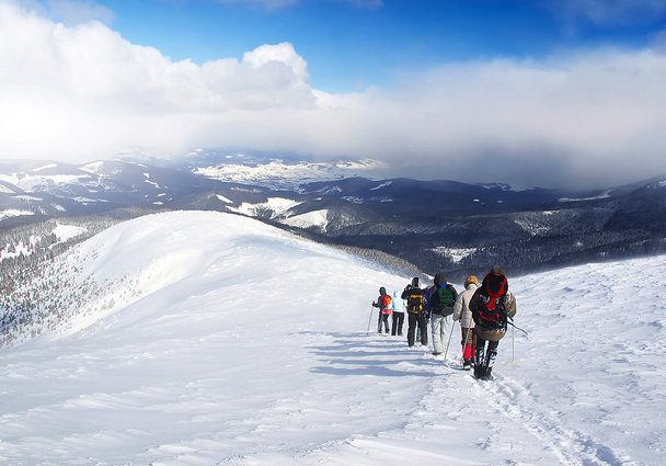 Turistas de montaña hil
 - Foto, Imagen