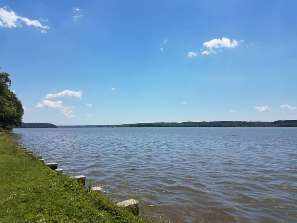a costa do rio Potomac em um dia claro
 - Foto, Imagem