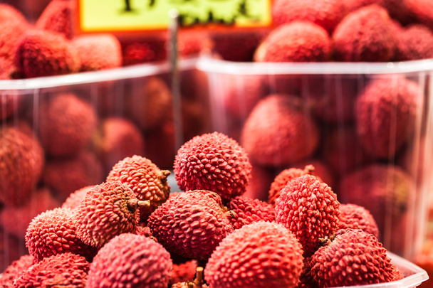 Крупный план свежепроизведенной связки спелых и вкусных фруктов личи
 - Фото, изображение