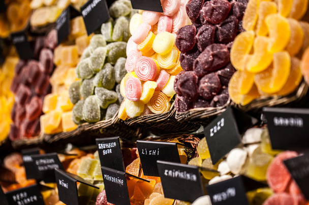 Marktstand voller Süßigkeiten auf dem Boqueria-Markt. Barcelona. Katalonien. - Foto, Bild