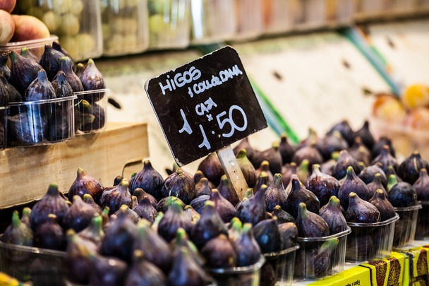 Frutas e higos de colores en el puesto de mercado en el mercado de la Boquería en Barcelona
. - Foto, imagen
