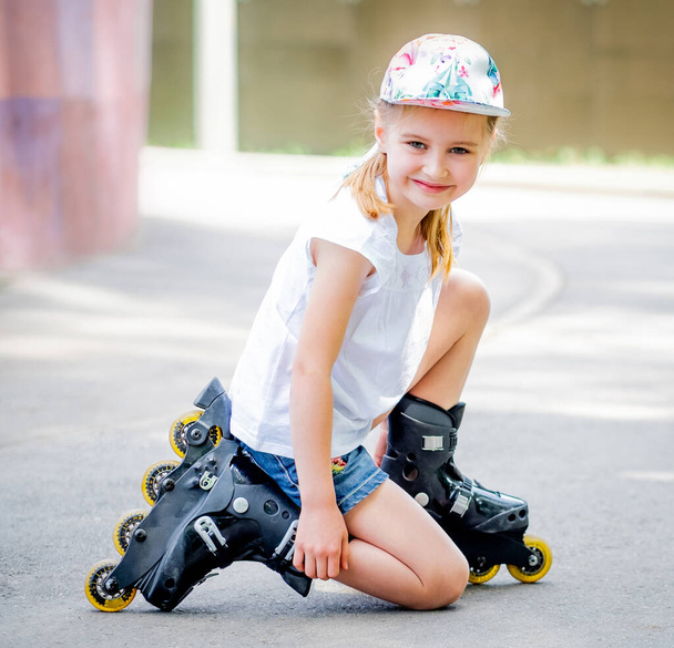 girl on roller skates - Fotó, kép
