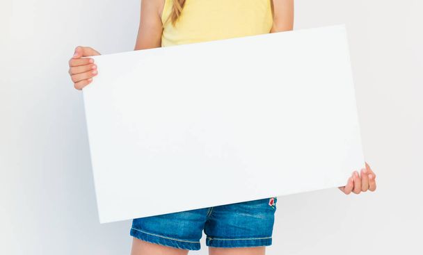 Female body holding white paper - Фото, зображення