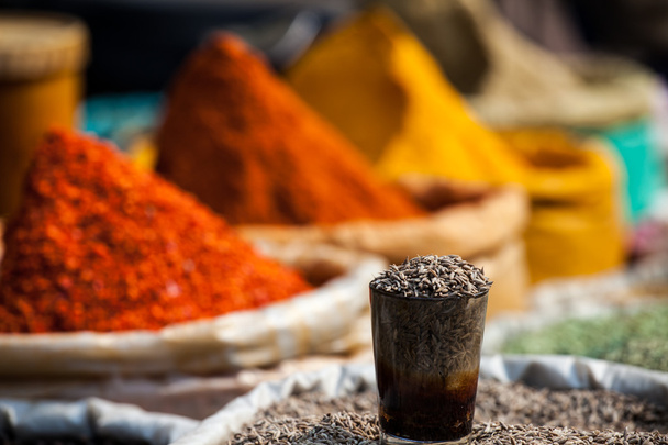 Intian värilliset mausteet paikallisilla markkinoilla. - Valokuva, kuva