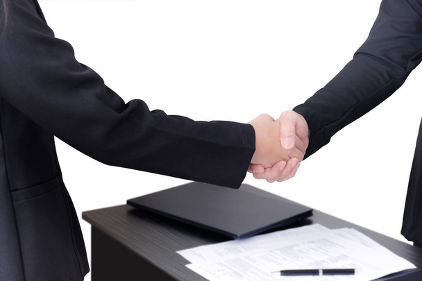 Kaksi liikemiestä kättelee, kun he allekirjoittavat sopimuksen loppuun valkoisella taustalla leikkausreitillä. - Valokuva, kuva