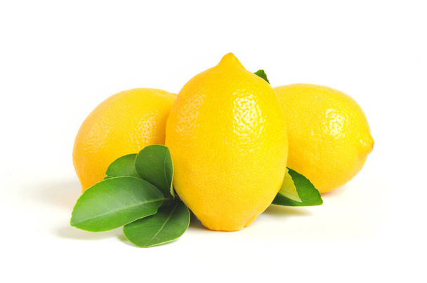 Lemon elszigetelt fehér háttérrel. Citromgyümölcs, C-vitamin, érett citrom, narancs és zöld levelek fehér alapon - Fotó, kép