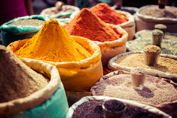 Spezie colorate indiane al mercato locale. - Foto, immagini